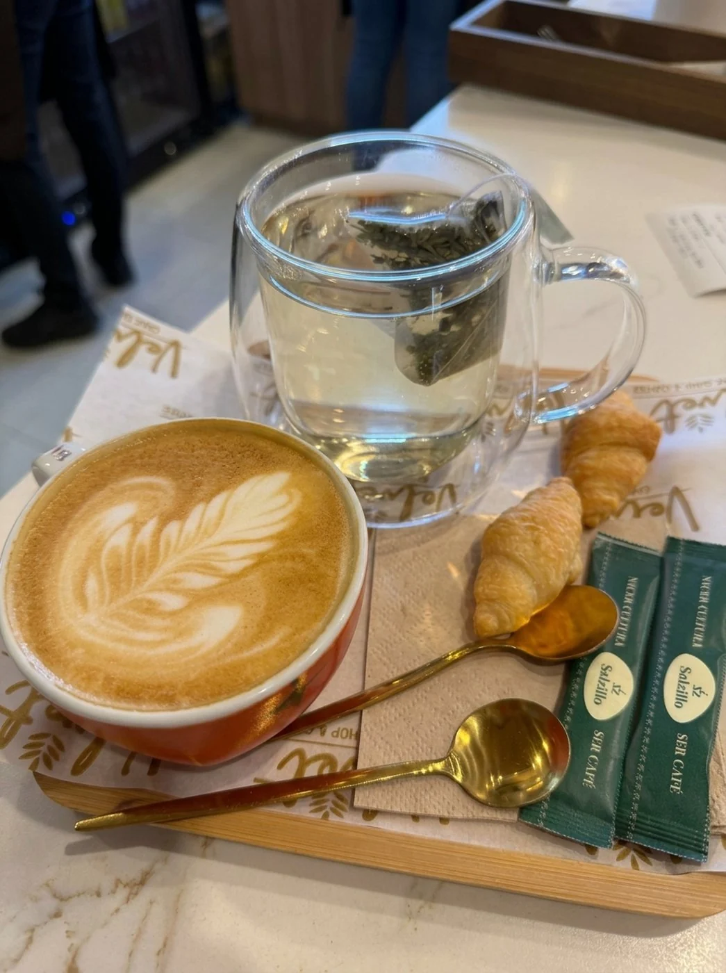 Café, té y croissants en Velvet, Cullera