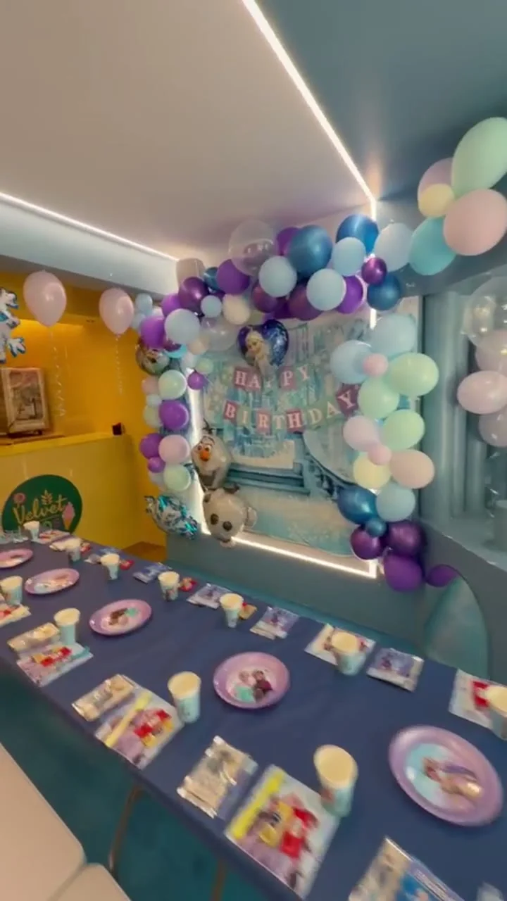 Mesa de cumpleaños preparada en Velvet Kids